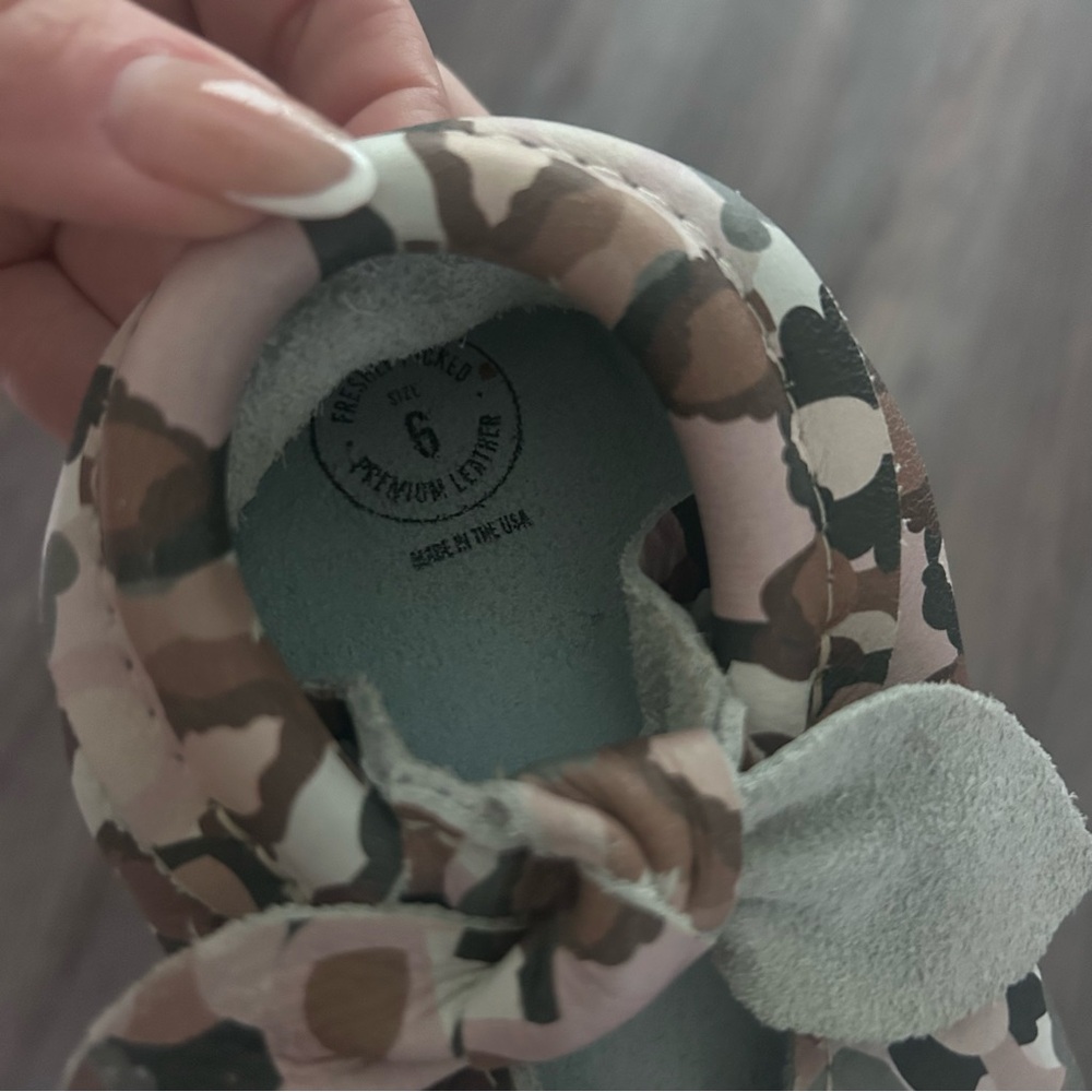Freshly Picked Baby Moccasins pink camo Size 6 - Picture 3 of 5
